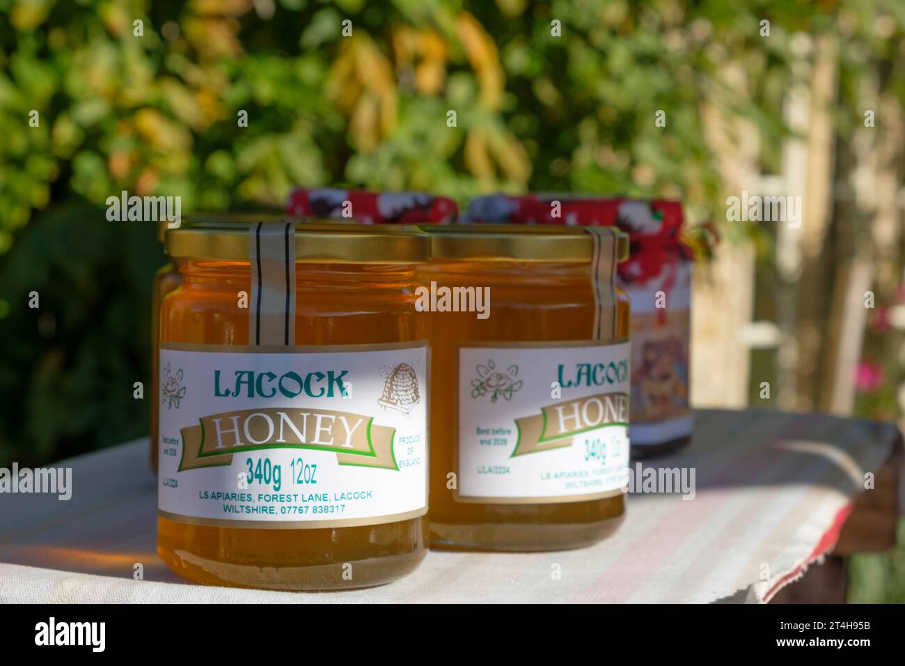 Lacock village dans le Wiltshire Angleterre Royaume-Uni miel cultivé localement à vendre à l'extérieur d'un chalet Banque D'Images