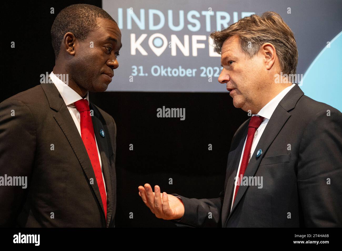 Berlin, Allemagne. 31 octobre 2023. Wally Adeyemo (à gauche), secrétaire adjoint du Trésor américain, et Robert Habeck (Bündnis 90/Die Grünen), vice-chancelier et ministre fédéral de l'économie et de la protection du climat, prennent la parole lors de la conférence sur l'industrie. La Conférence Industrie 2023 du ministère fédéral allemand de l'économie et de la technologie se concentrera sur les défis de la transformation et sur l'évolution actuelle de la politique industrielle. Crédit : Hannes P. Albert/dpa/Alamy Live News Banque D'Images