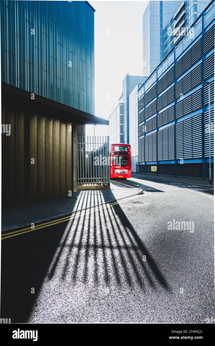 London bus garé dans les bâtiments de la ville urbaine Banque D'Images
