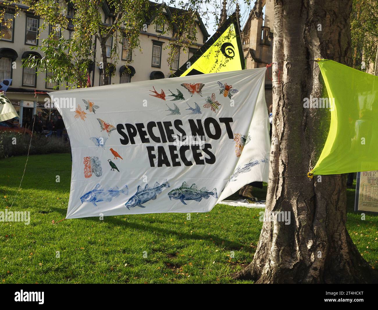 Bannière protestant contre la pollution de l'eau par les rejets d'eaux usées. Événement « Unite to survive », Victoria Park, Bath, Somerset, 28 octobre 2023. Banque D'Images