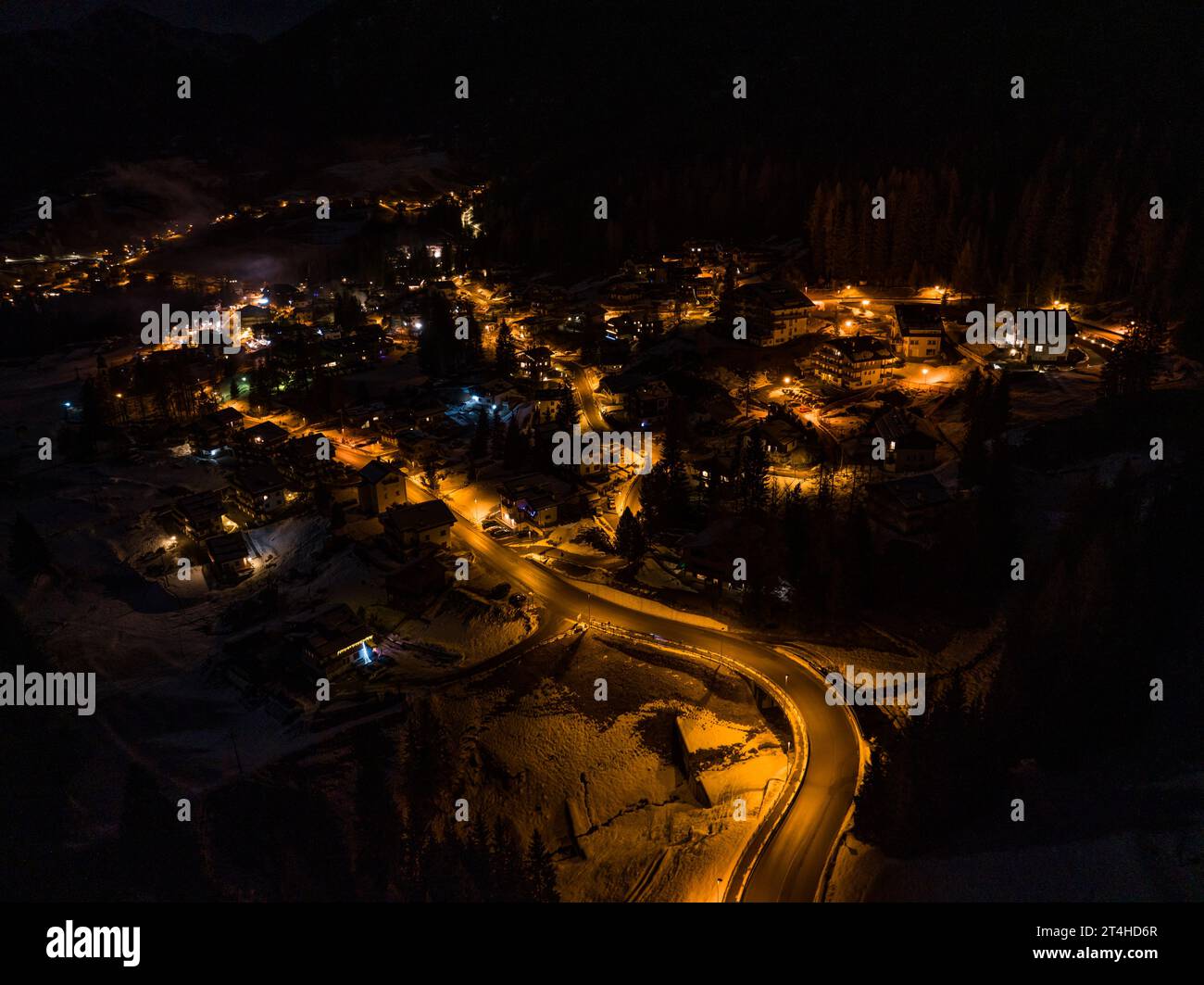 Vue drone nocturne de la ville de Civetta. Feux d'artifice dans le nouvel an dans les dolomites . Vue aérienne de la ville la nuit. Photo longue exposition. Feux d'artifice sur Dolomites al Banque D'Images