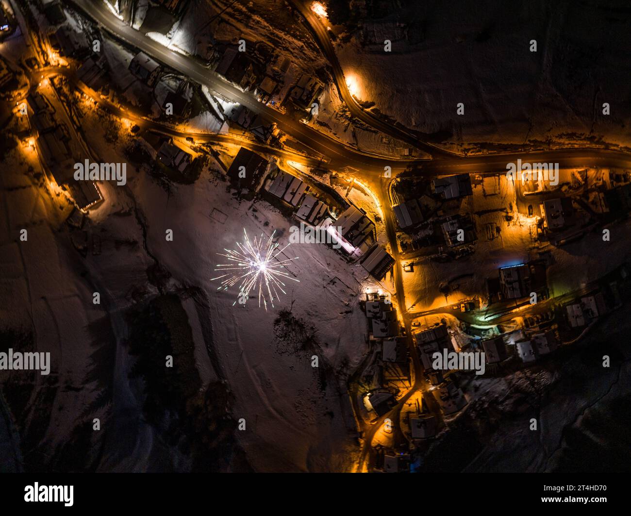 Vue drone nocturne de la ville de Civetta. Feux d'artifice dans le nouvel an dans les dolomites . Vue aérienne de la ville la nuit. Photo longue exposition. Feux d'artifice sur Dolomites al Banque D'Images