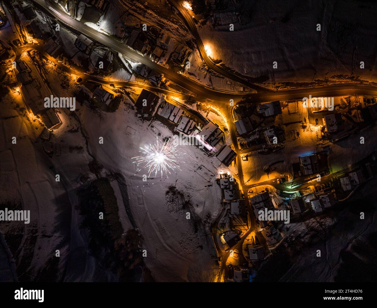 Vue drone nocturne de la ville de Civetta. Feux d'artifice dans le nouvel an dans les dolomites . Vue aérienne de la ville la nuit. Photo longue exposition. Feux d'artifice sur Dolomites al Banque D'Images
