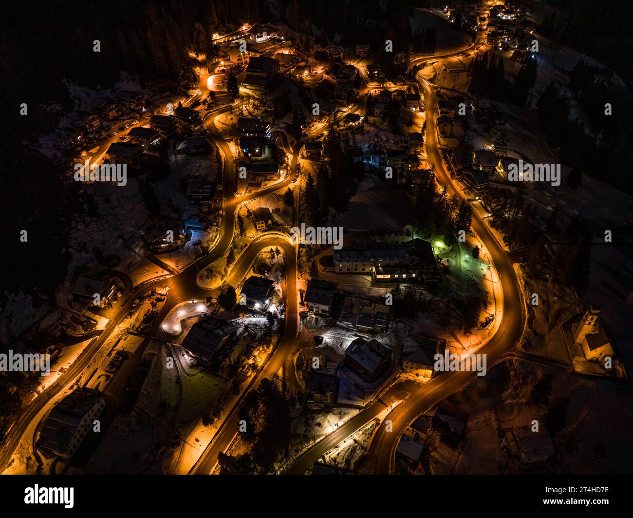 Vue drone nocturne de la ville de Civetta. Feux d'artifice dans le nouvel an dans les dolomites . Vue aérienne de la ville la nuit. Photo longue exposition. Feux d'artifice sur Dolomites al Banque D'Images