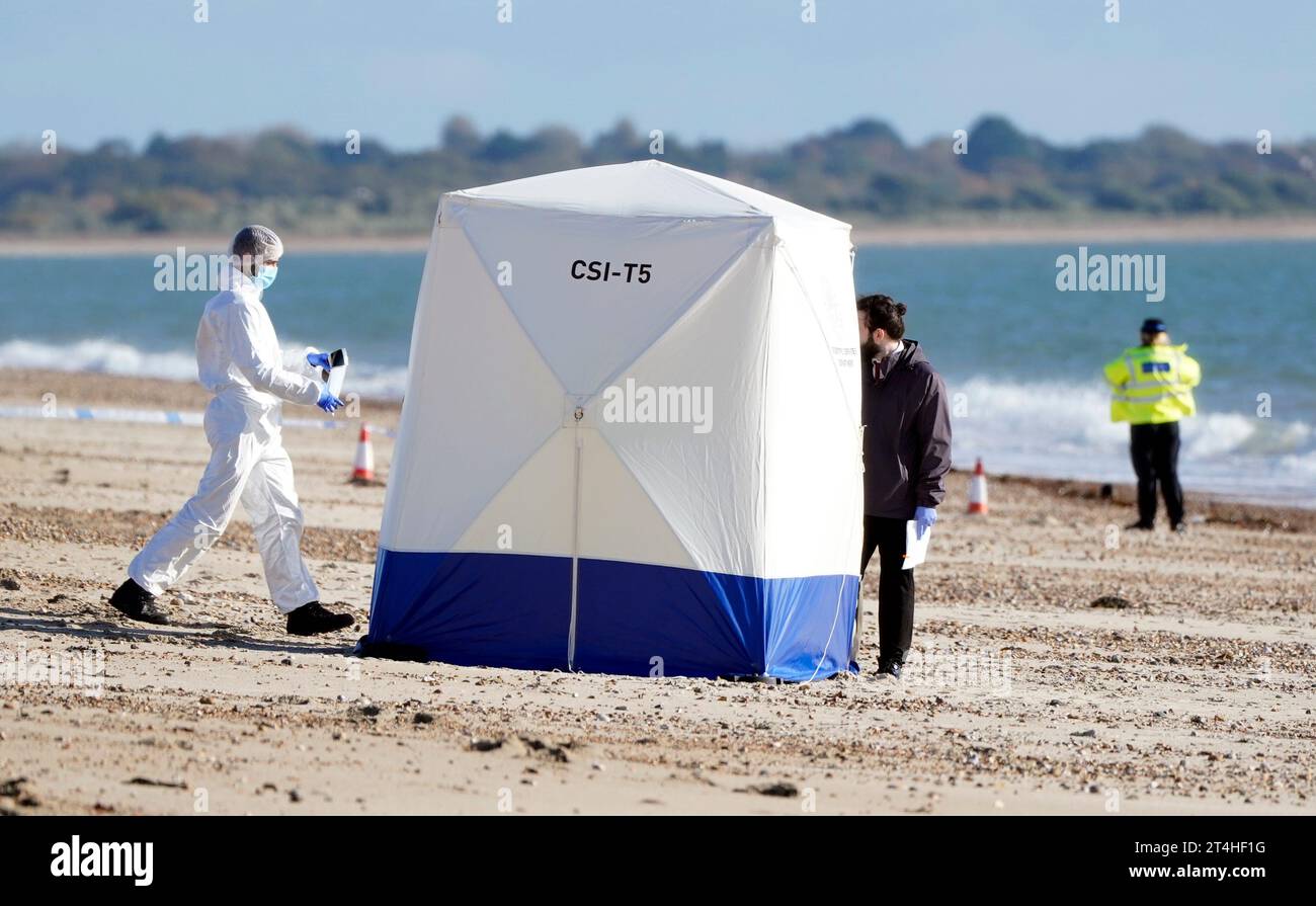 Policiers sur la plage au large de Eastern Parade à Southsea, Hampshire, où un corps a été retrouvé sur la rive. La police et les membres des garde-côtes ont été appelés sur les lieux, où les promeneurs de chiens sont détournés autour de ruban adhésif encerclant la section fermée. Date de la photo : mardi 31 octobre 2023. Banque D'Images