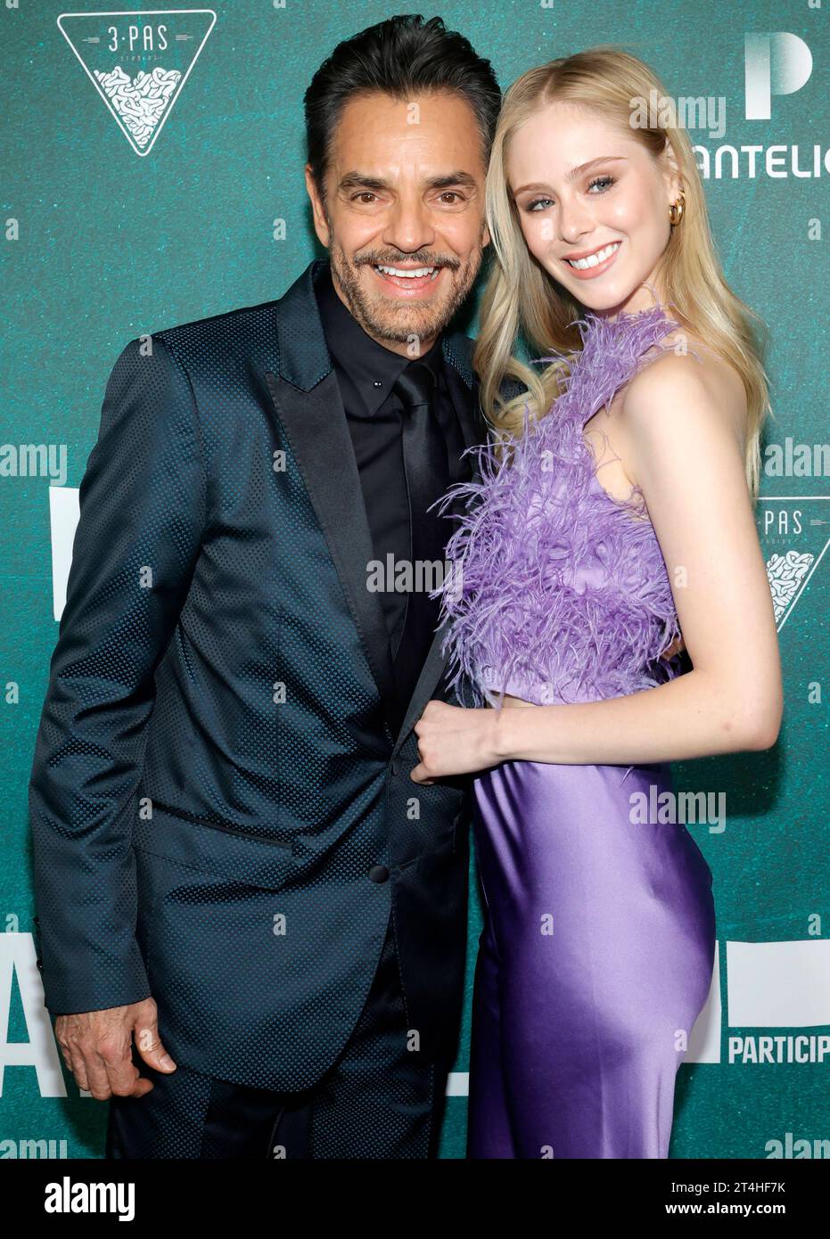 LOS ANGELES, CA - OCTOBRE 30 : Eugenio Derbez, Loreto Peralta à LA première de radical au Regency Bruin Theatre à Los Angeles, Californie le 30 octobre 2023. Copyright : xFayexSadoux crédit : Imago/Alamy Live News Banque D'Images