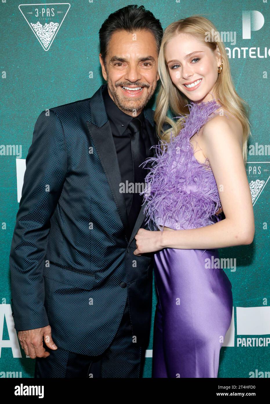 Los Angeles, Californie. 30 octobre 2023. Eugenio Derbez, Loreto Peralta à LA première de radical au Regency Bruin Theatre à Los Angeles, Californie, le 30 octobre 2023. Crédit : Faye Sadou/Media Punch/Alamy Live News Banque D'Images