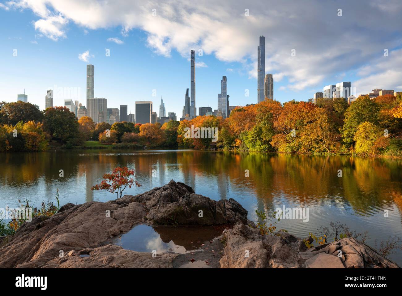 Le lac dans le quartier historique de Central Park West avec des gratte-ciel de Billionaires' Row. Automne sur Upper West Side, Manhattan, New York Banque D'Images