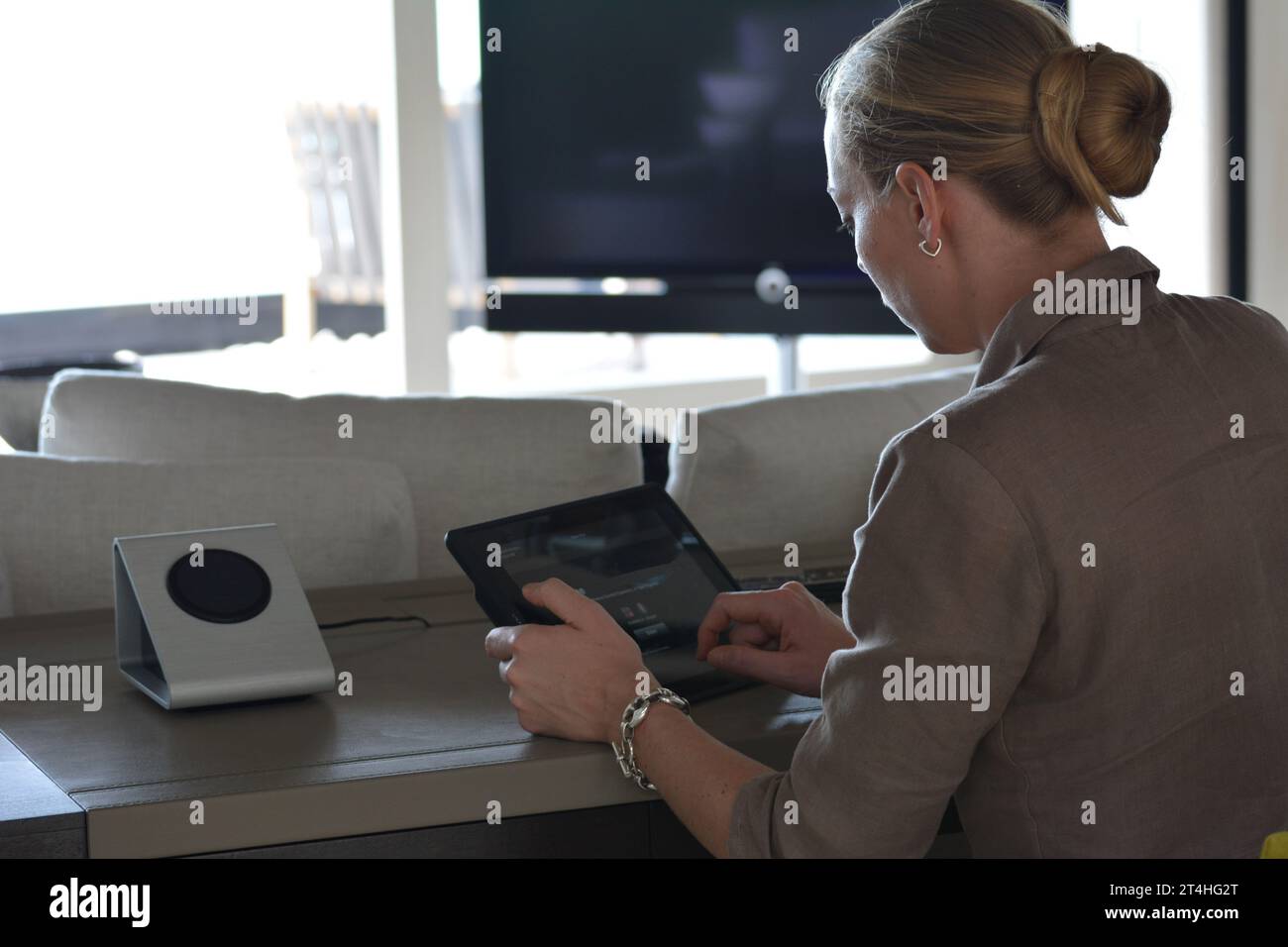 Seychelles, la Digue - 05 octobre 2022 : Femme utilisant une tablette à la maison et tapant sur l'écran Banque D'Images