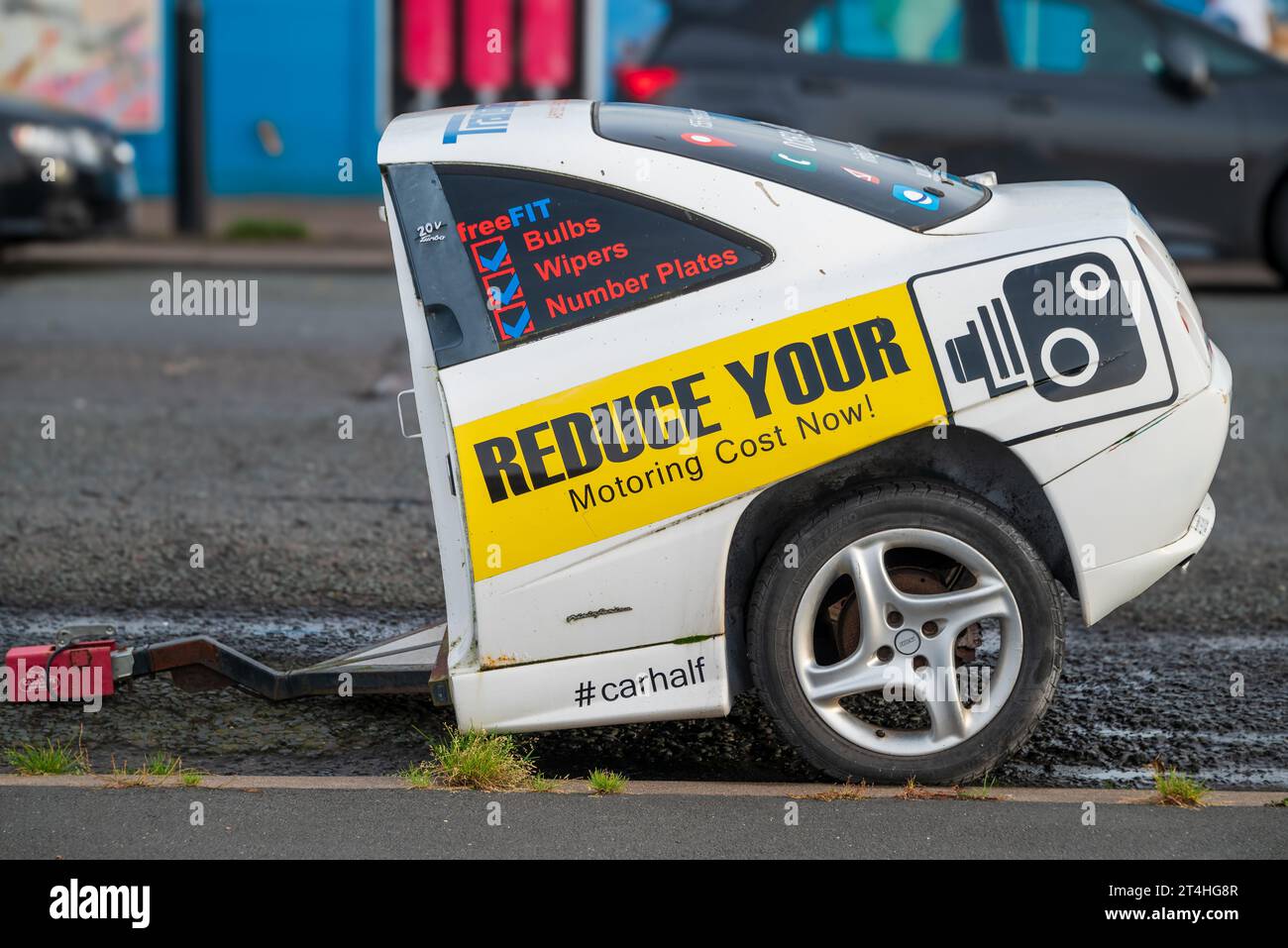 Scier la moitié d'une voiture pour faire une remorque. Banque D'Images