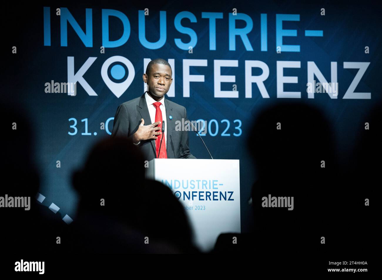 31 octobre 2023, Berlin : Wally Adeyemo, Secrétaire adjoint au Trésor des États-Unis, prend la parole à la Conférence de l'industrie. La Conférence Industrie 2023 du ministère fédéral allemand de l'économie et de la technologie se concentrera sur les défis de la transformation et les développements actuels de la politique industrielle. Photo : Hannes P. Albert/dpa Banque D'Images