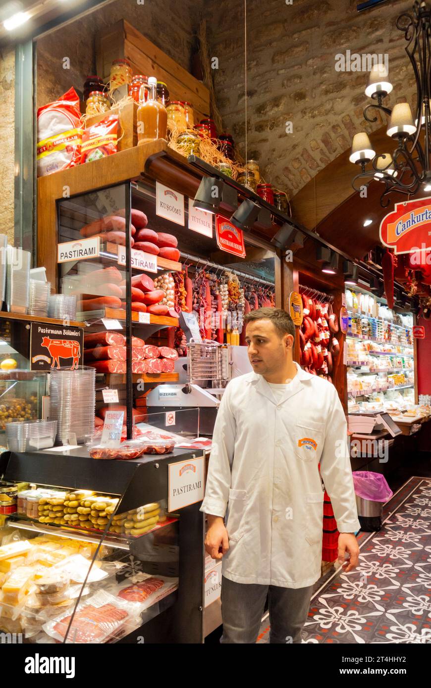 Istanbul, Turquie, boucher au Bazaar aux épices (turc : Mısır Çarşısı, signifiant « bazar égyptien »), éditorial seulement. Banque D'Images