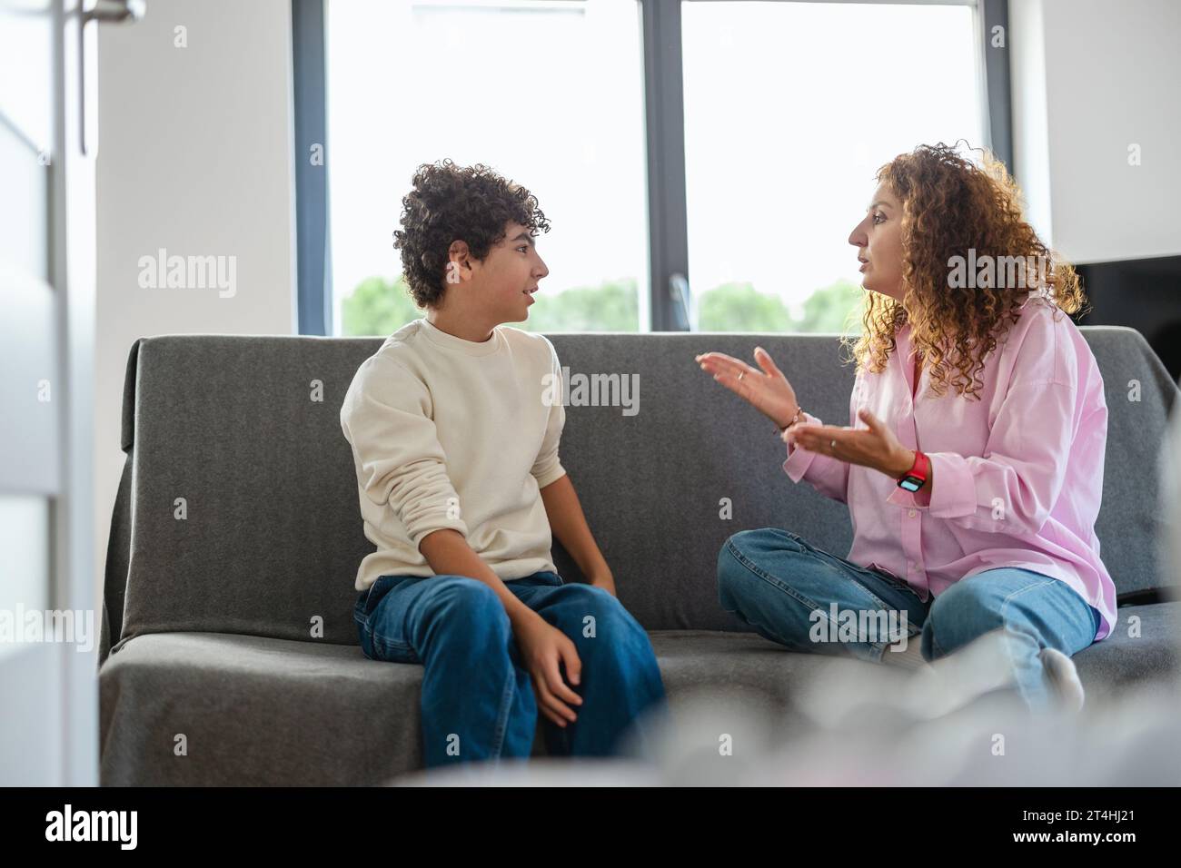Mère et fils se disputant à la maison Banque D'Images