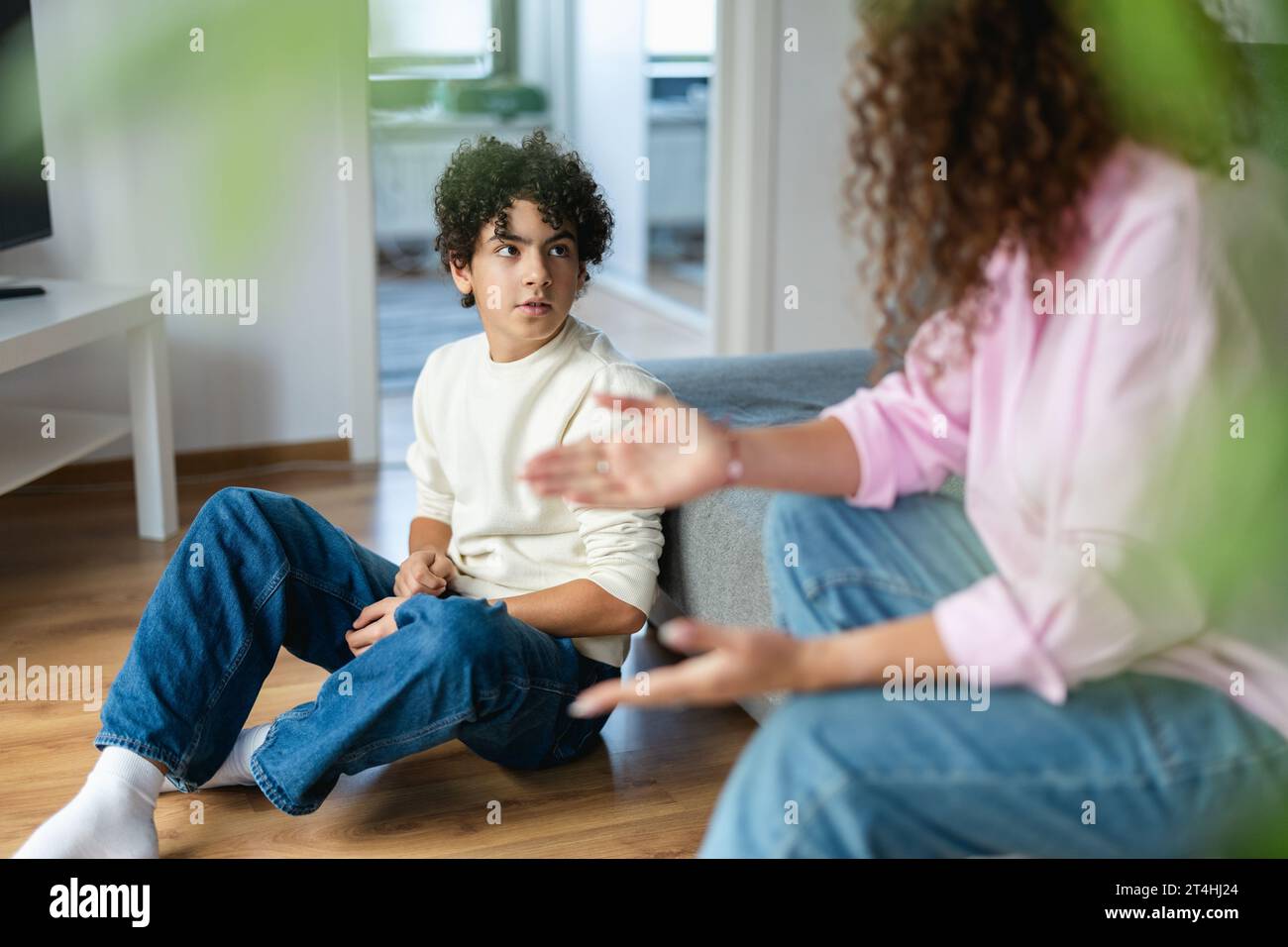 Mère et fils se disputant à la maison Banque D'Images