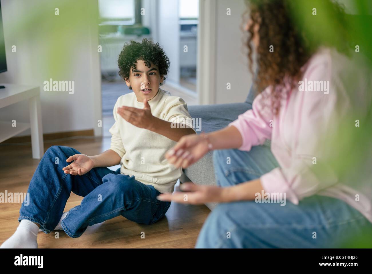 Mère et fils se disputant à la maison Banque D'Images