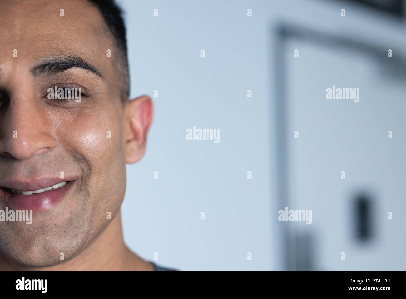 Portrait d'un médecin homme biracial heureux souriant à l'hôpital, espace copie Banque D'Images