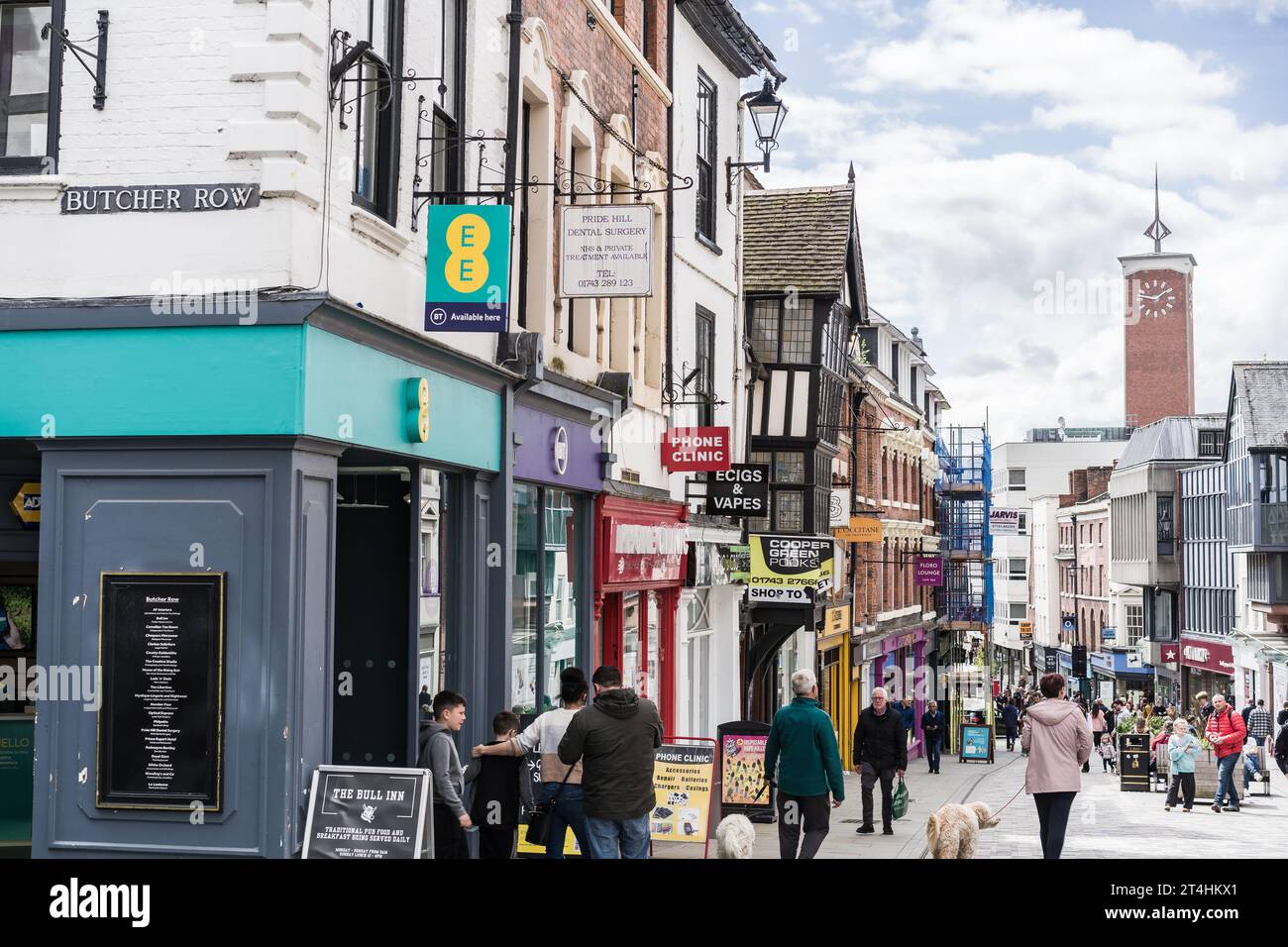 Shrewsbury, Shropshire, Angleterre, 1 mai 2023. Magasin BT EE sur l'illustration éditoriale traditionnelle de grande rue, de vente au détail, de voyage et de tourisme. Banque D'Images