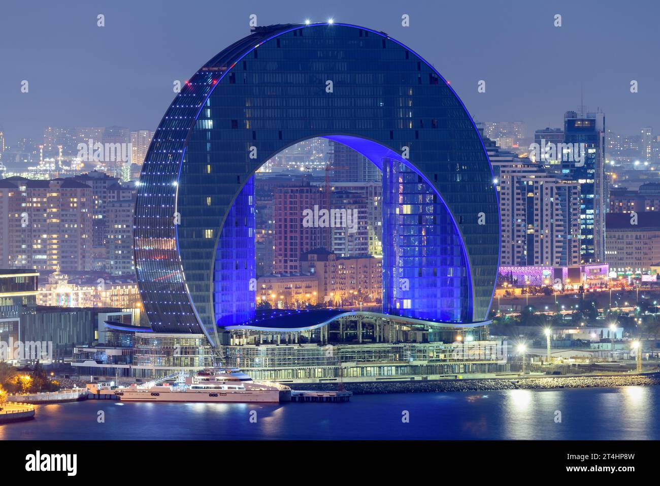 Le projet de développement du Croissant à Bakou, Azerbaïdjan. Tour de verre moderne de la Crescent City. Bâtiment au format croissant de lune. Le Crescent Bay. Banque D'Images