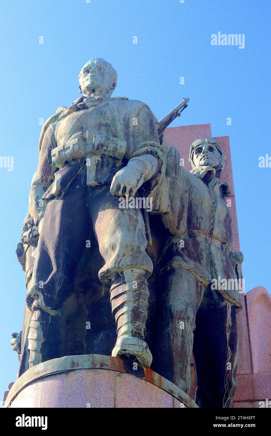 Mémorial de guerre de Messine, figures en bronze patinées d'un fantassin et d'un aviateur de Giovanni Nicolini, commémorant les morts des deux guerres mondiales. Banque D'Images