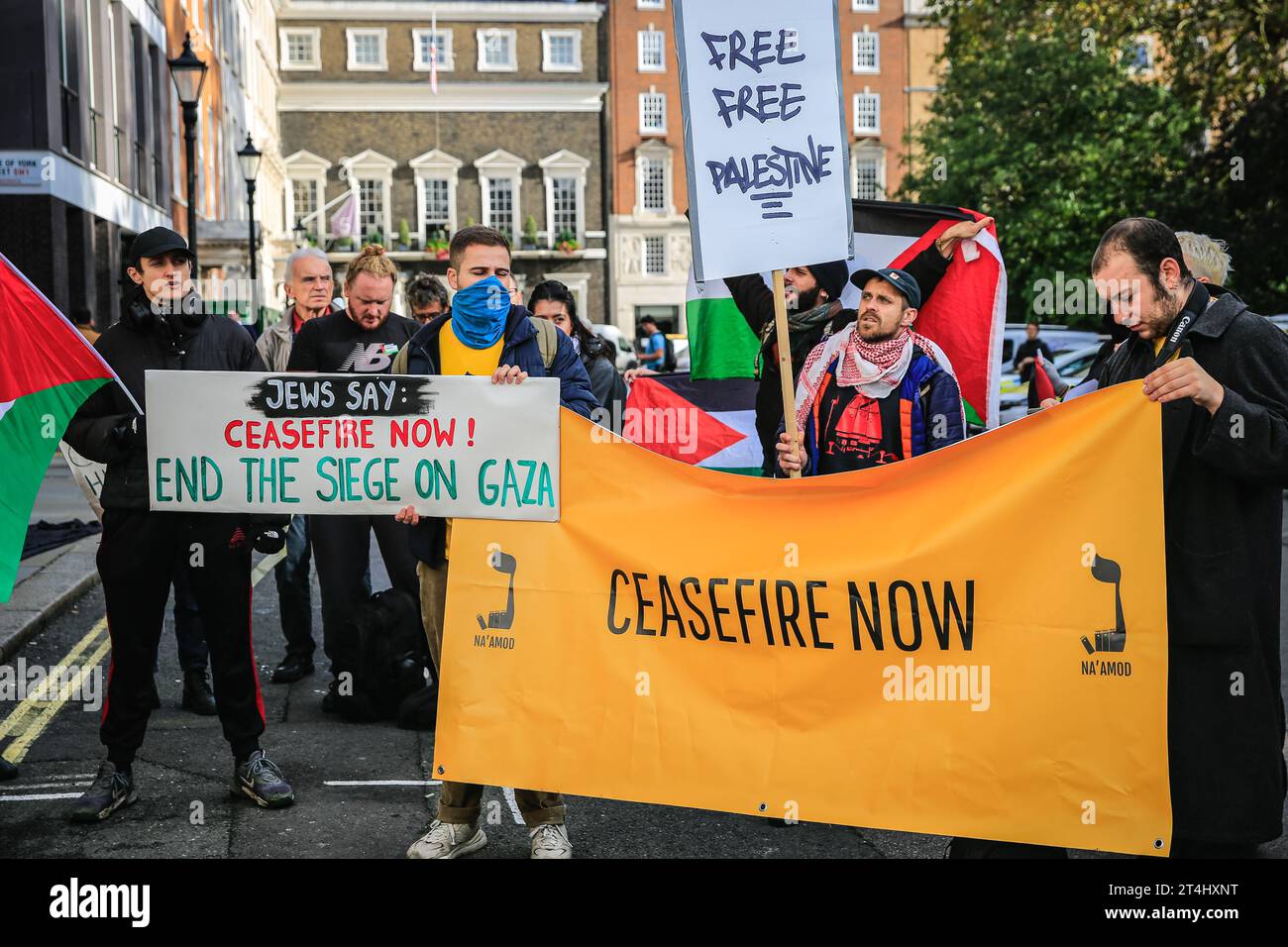 Londres, Royaume-Uni. 31 octobre 2023. Manifestations à l'extérieur pour un cessez-le-feu et un changement de politique sur la Palestine par le parti. Sir Keir Starmer, chef du Parti travailliste, quitte Chatham House dans le centre de Londres après avoir prononcé un discours sur la guerre Hamas-Israël et la voie à suivre. Les deux entrées de Chatham House sont encerclées par des manifestants, ainsi que par une forte présence policière. Crédit : Imageplotter/Alamy Live News Banque D'Images