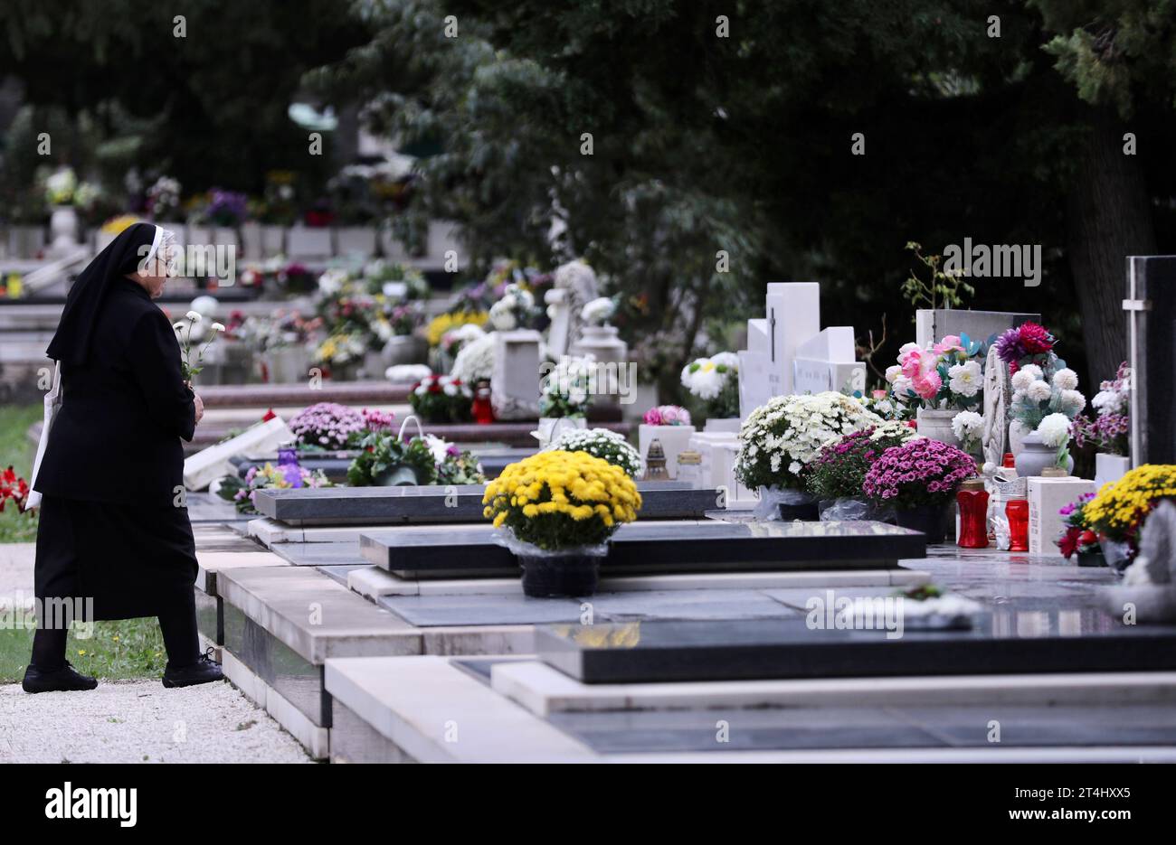 Croatie. 31 octobre 2023. De nombreux citoyens, malgré des conditions météorologiques défavorables et un fort vent du sud, visitent le lieu de repos de leurs proches. C’est l’occasion de prier, décorer et allumer des bougies en signe de souvenir, à Split, Croatie, le 31 octobre 2023. Photo : Ivo Cagalj/PIXSELL crédit : Pixsell/Alamy Live News Banque D'Images