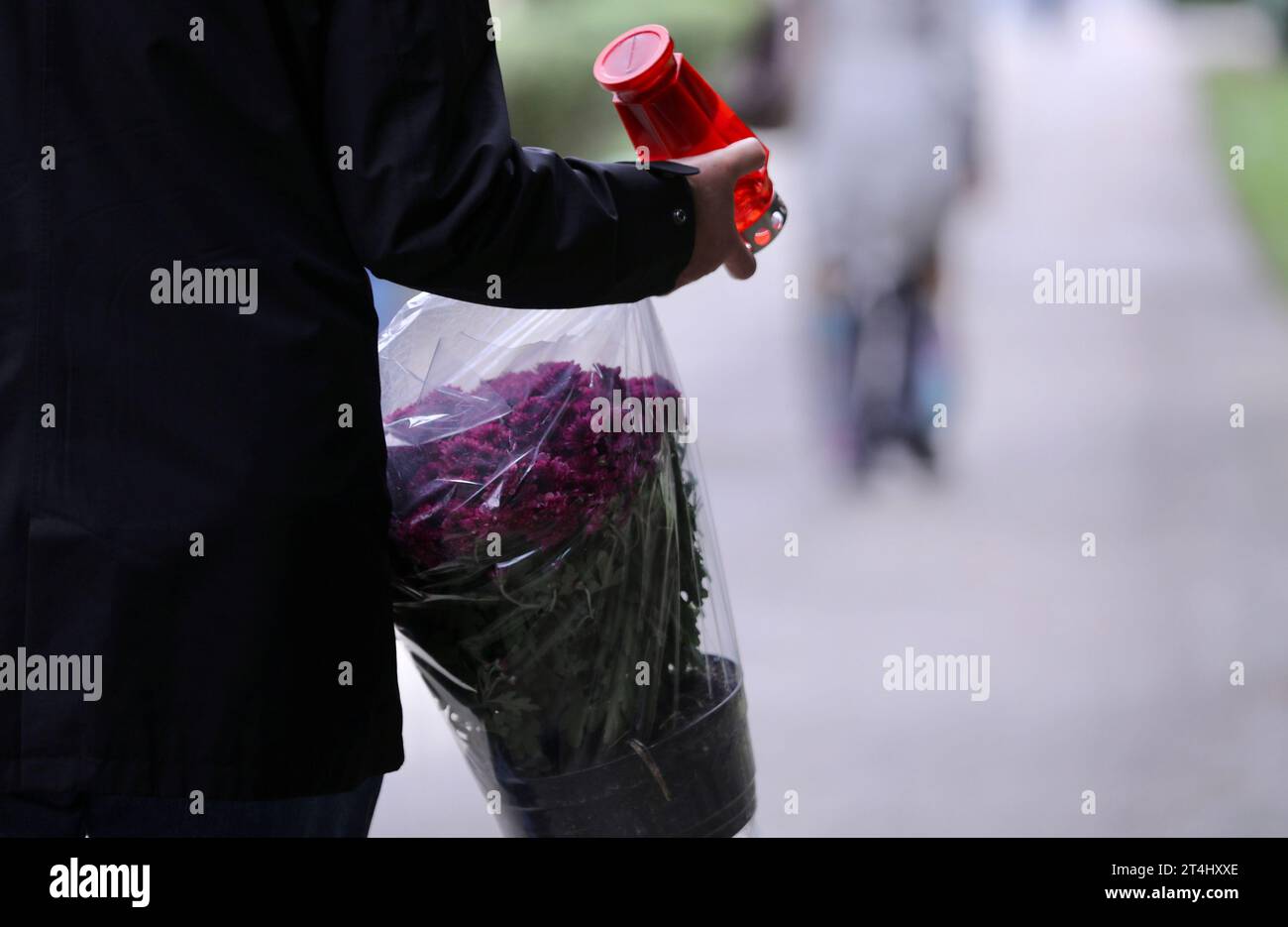 Croatie. 31 octobre 2023. De nombreux citoyens, malgré des conditions météorologiques défavorables et un fort vent du sud, visitent le lieu de repos de leurs proches. C’est l’occasion de prier, décorer et allumer des bougies en signe de souvenir, à Split, Croatie, le 31 octobre 2023. Photo : Ivo Cagalj/PIXSELL crédit : Pixsell/Alamy Live News Banque D'Images