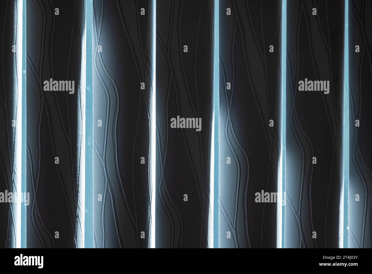 Stores occultants verticaux montés sur une fenêtre avec la lumière du soleil à l'extérieur Banque D'Images