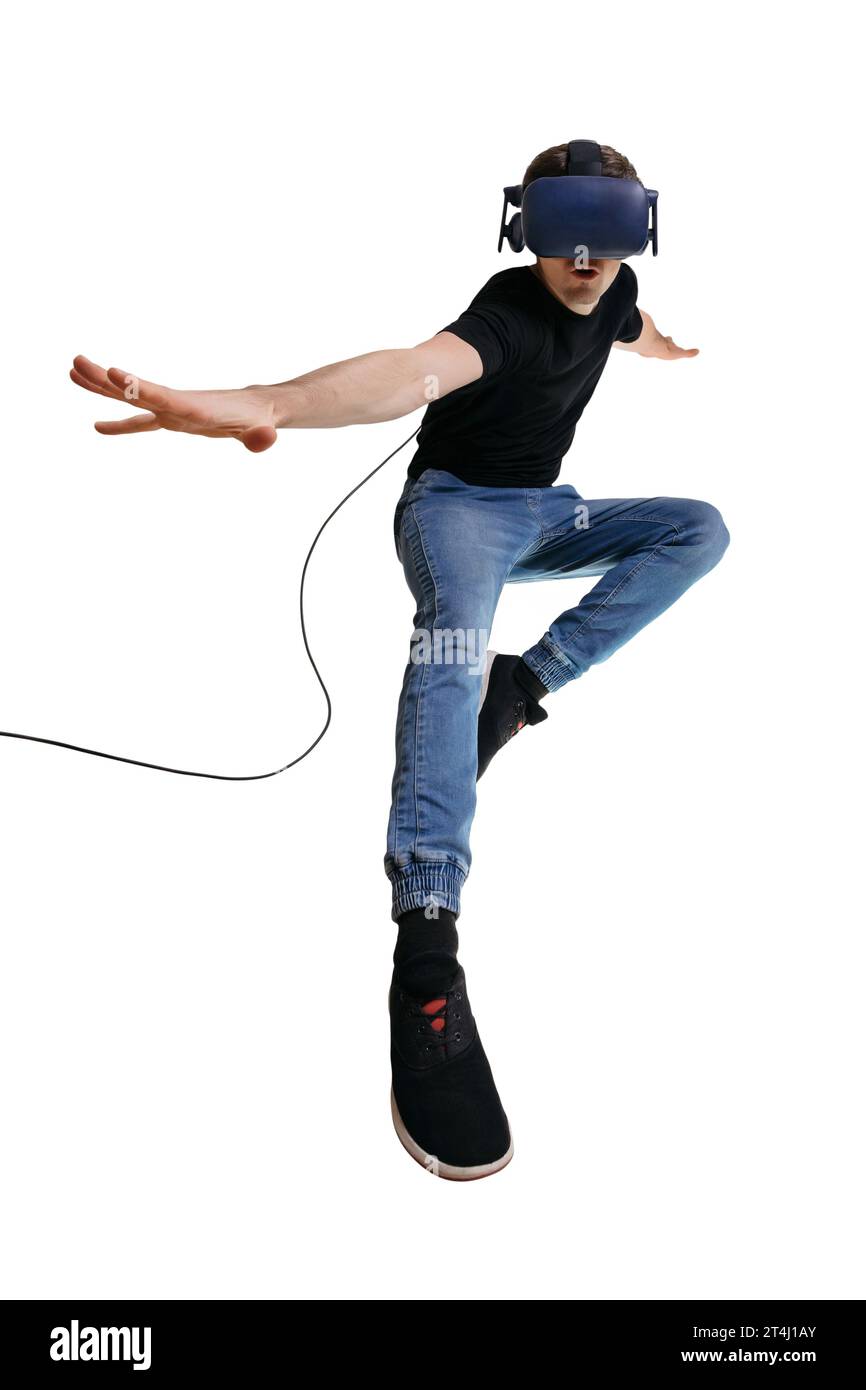 Jeune homme occasionnel dans le simulateur de VR se trouvant un super-héros. Homme dans des lunettes 3d sur un fond blanc Banque D'Images