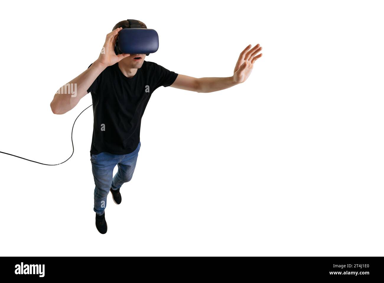 Émerveillé jeune homme dans des lunettes 3D éprouvant la réalité virtuelle tout en volant en gravité zéro sur fond blanc. Concept d'innovation technologique Banque D'Images