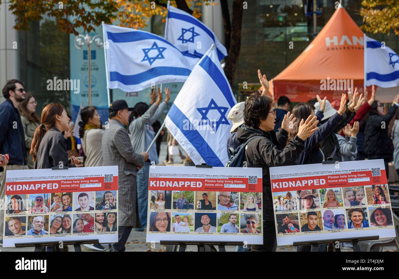 Séoul, Corée du Sud. 31 octobre 2023. Des partisans israéliens organisent un rassemblement pour la paix en Israël près de l'ambassade d'Israël dans le centre de Séoul, montrant des photos de personnes enlevées par le Hamas. Un groupe chrétien sud-coréen soutenant Israël a organisé un rassemblement pour la paix en Israël près de l'ambassade israélienne dans le centre de Séoul. Crédit : SOPA Images Limited/Alamy Live News Banque D'Images