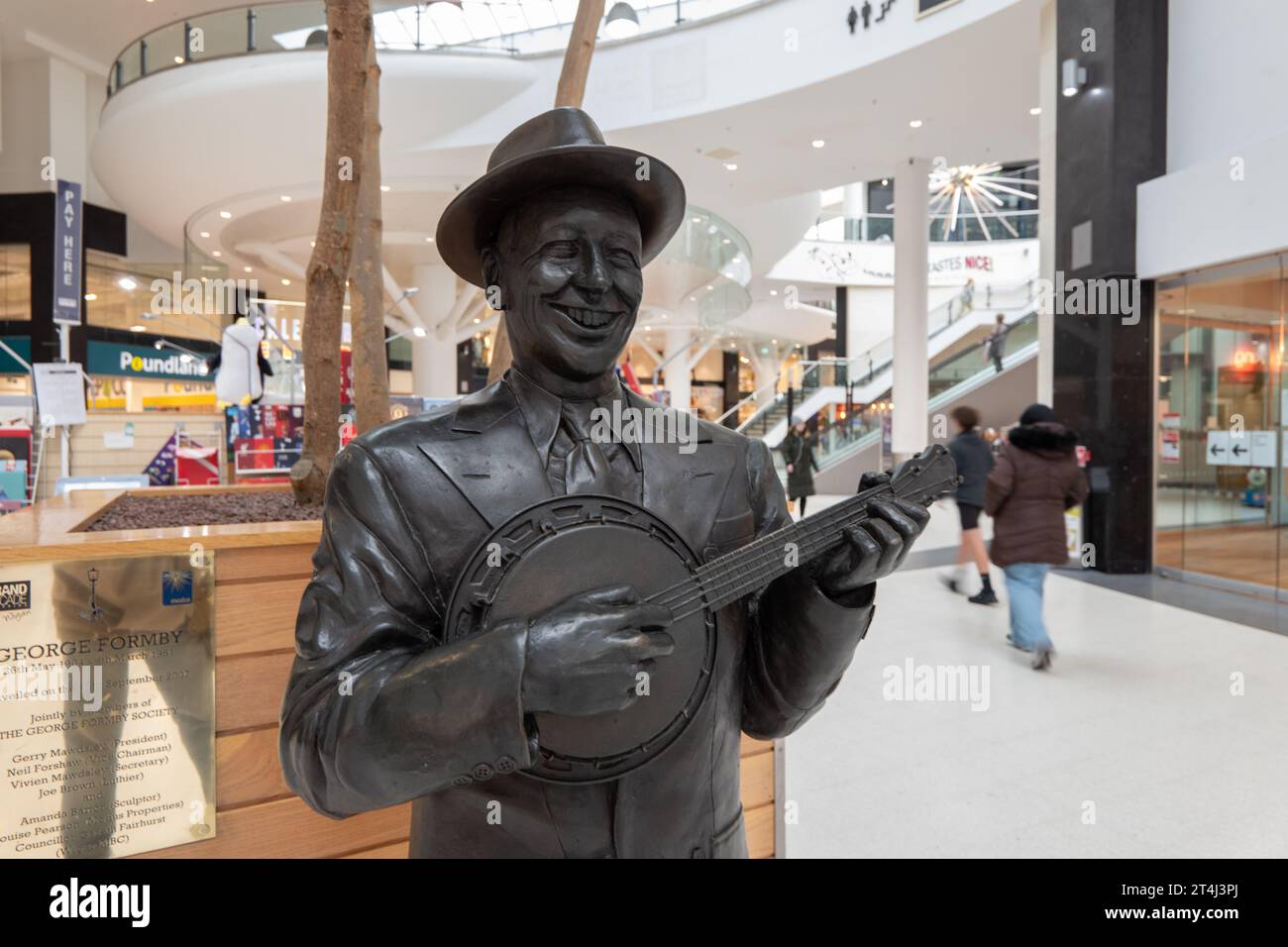 Statue de George Formby dans le centre commercial Grand Arcade de l'ancien casino de Wigan. Wigan Borough of Greater Manchester. Photo britannique : garyroberts/ Banque D'Images