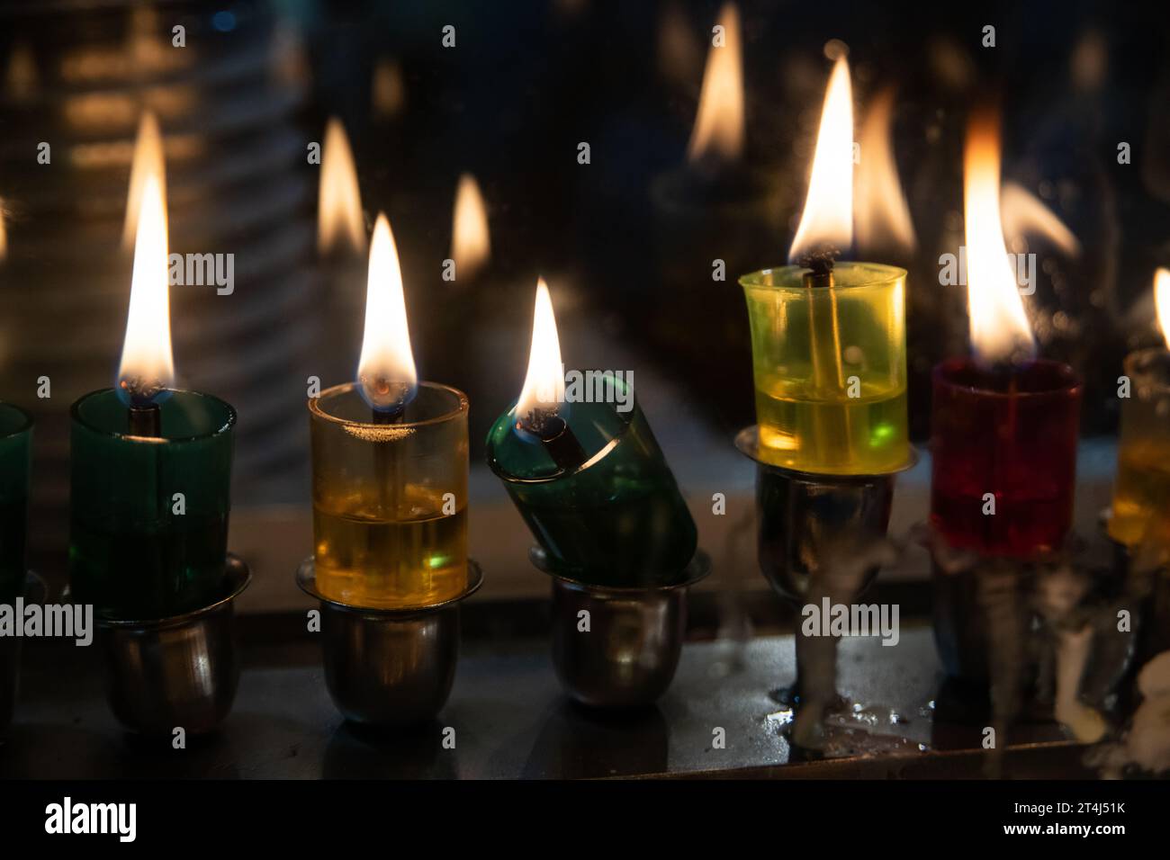 Les fioles en verre multicolores contiennent de l'huile et des mèches pour éclairer la menorah de Hanukkah lors de la célébration de la fête des lumières en Israël. Banque D'Images