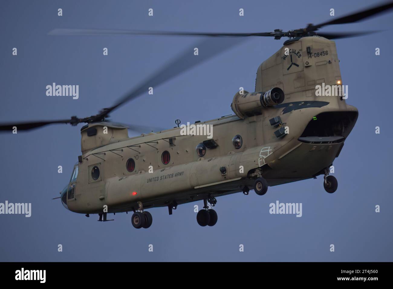 Chinook de l'armée AMÉRICAINE décollant de Milton Keynes dans le cadre de la répétition du Bletchley Park ai Summit. Banque D'Images