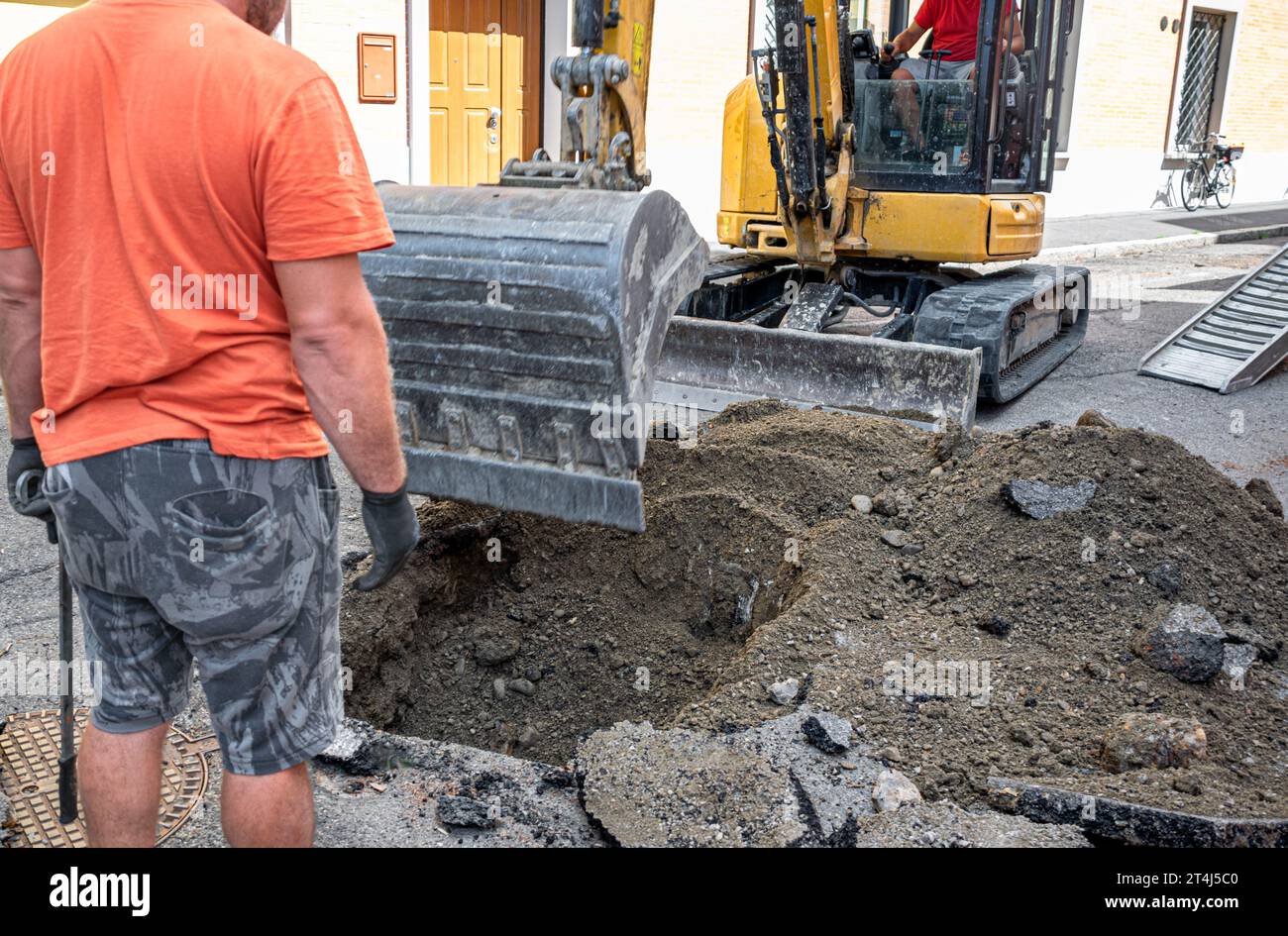 Opérateur supervisant la pelle hydraulique pendant le creusement dans la zone de construction Banque D'Images