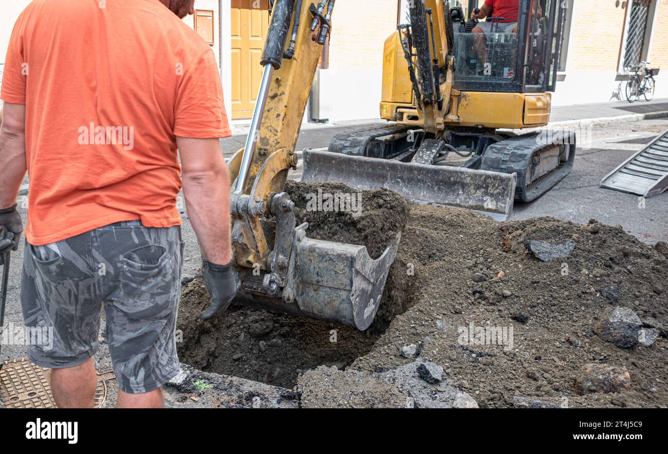 Opérateur supervisant la pelle hydraulique pendant le creusement dans la zone de construction Banque D'Images
