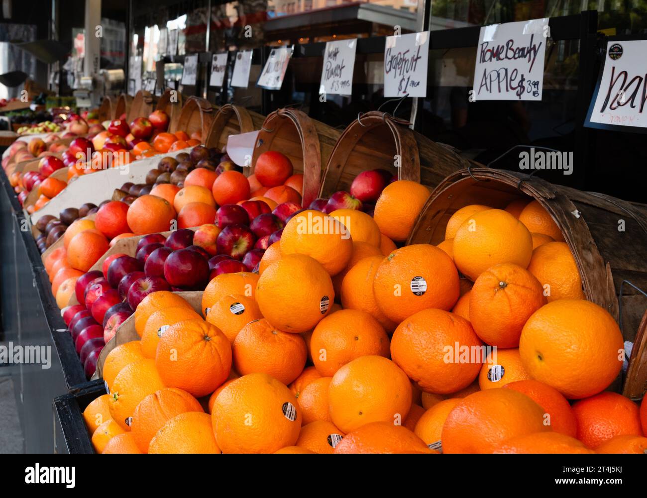 Paniers de pommes et d'oranges dans un stand de produits dans le quartier Marina de San Francisco, en Californie Banque D'Images