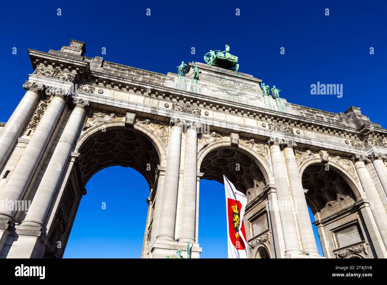 Arc de triomphe, triple arc commémoratif surmonté d'un quadriga, Parc du Cinquantenaire, Bruxelles, Belgique Banque D'Images