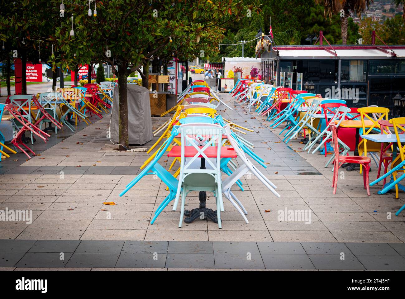 Izmit, Kocaeli - 1 octobre 2023 : où les rêves colorés rassemblent la poussière - la sieste du café, chaises colorées, tables colorées Banque D'Images