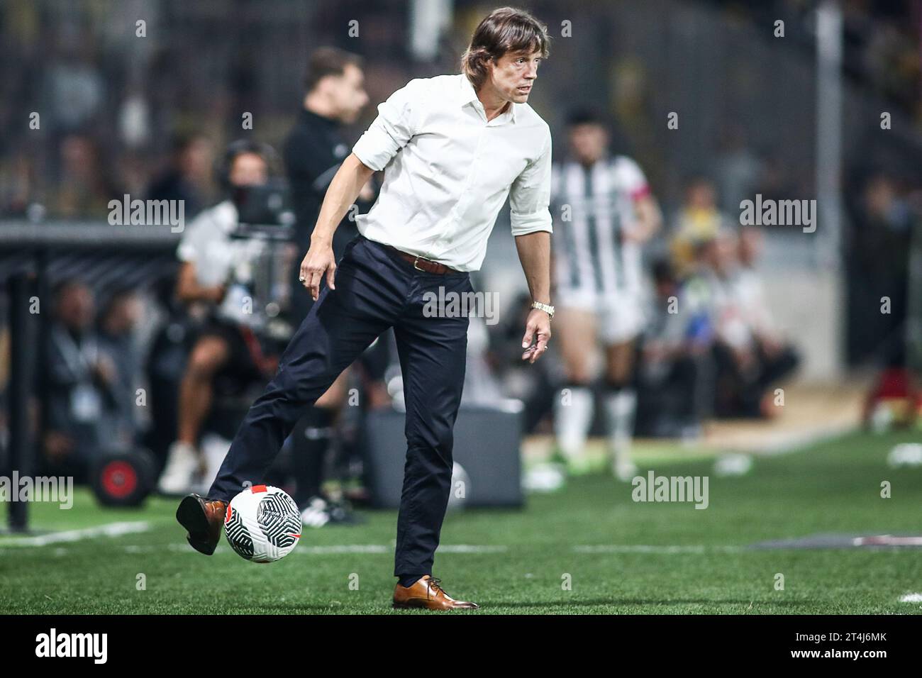 Athènes, Grèce. 30 octobre 2023. L'entraîneur de l'AEK, Matias Almeyda, lors d'un match de Superleague grecque entre l'AEK FC et le PAOK FC. (Image de crédit : © Giannis Papanikos/ZUMA Press Wire) USAGE ÉDITORIAL SEULEMENT! Non destiné à UN USAGE commercial ! Banque D'Images
