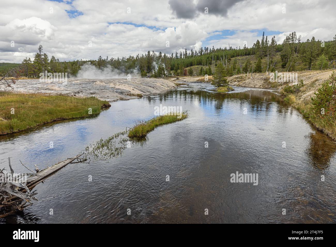 La rivière Firehole près de la piscine chromatique dans le Upper Geyser Basin dans le parc national de Yellowstone Banque D'Images