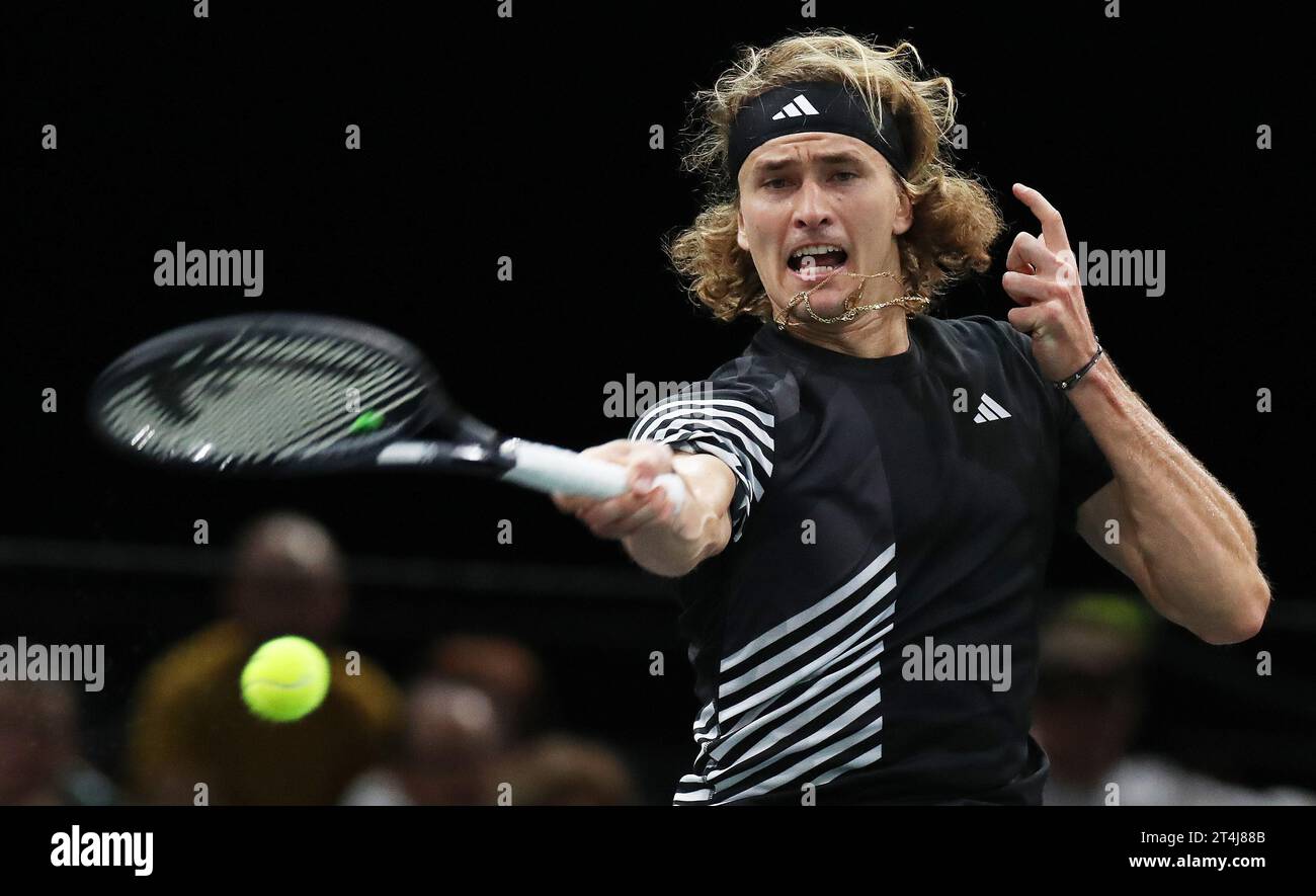 Paris, France. 31 octobre 2023. Alexander Zverev concourt au match de premier tour en simple masculin entre Marton Fucsovics, de Hongrie, et Alexander Zverev, d'Allemagne, au tournoi de tennis ATP Masters 1000 de Paris, France, le 31 octobre 2023. Crédit : Gao Jing/Xinhua/Alamy Live News Banque D'Images