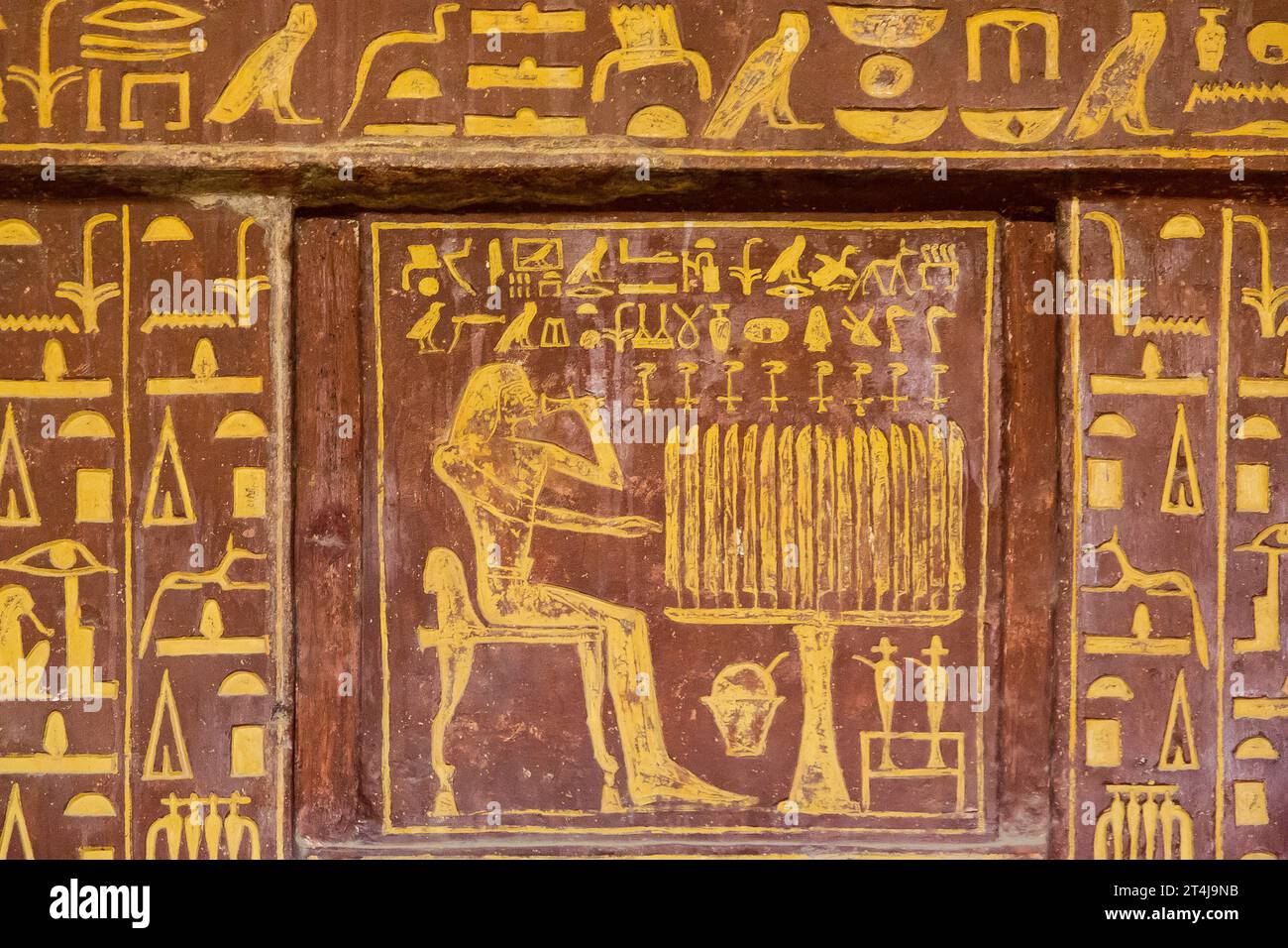 Egypte, Saqqara, tombeau de Mehu, panneau d'une splendide fausse porte, aux couleurs vives. Banque D'Images