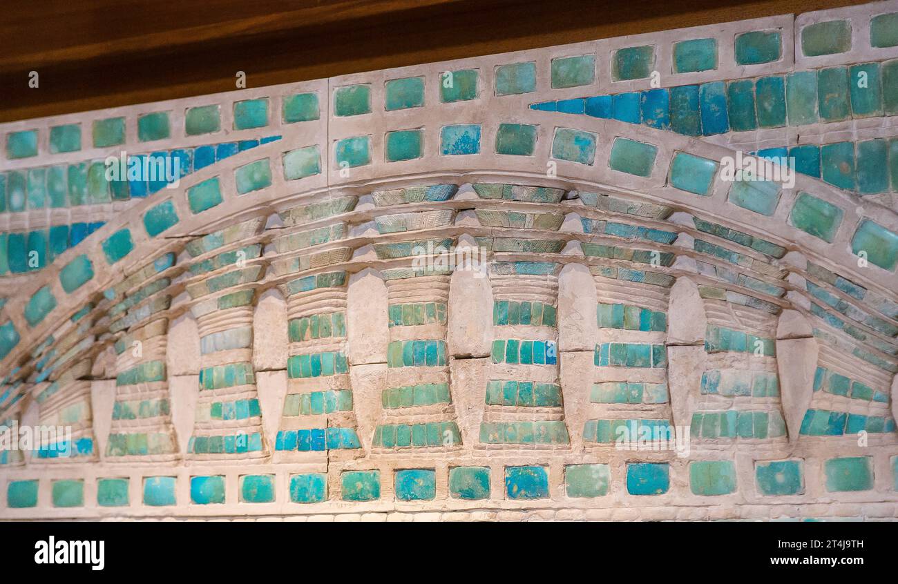 Egypte, Le Caire, Musée égyptien, une arche en carreaux de faïence bleue, le complexe funéraire de Djoser à Saqqara. Banque D'Images