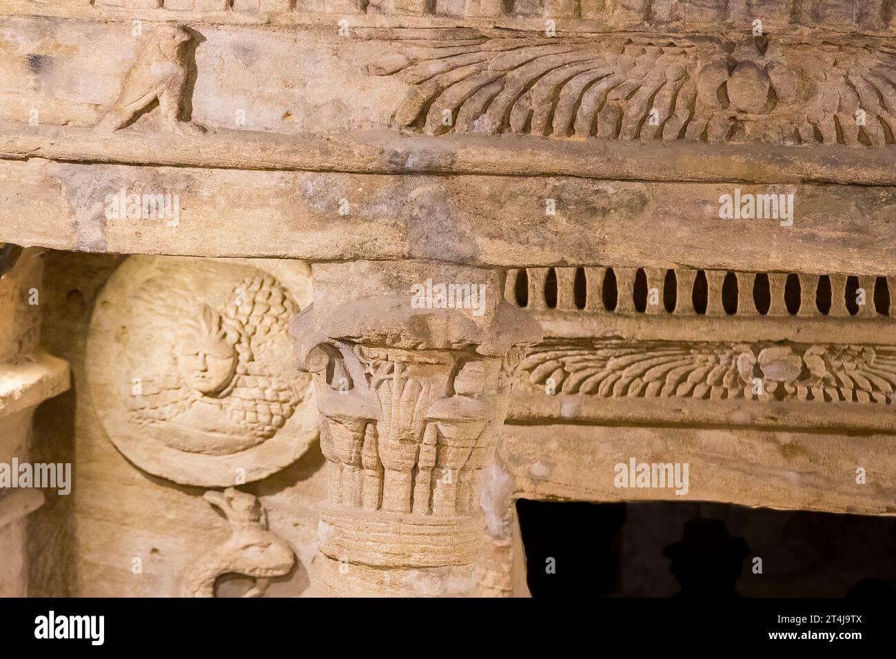 Nécropole de KOM el Shogafa, tombe principale, haut du premier portique : capitale composite. Banque D'Images