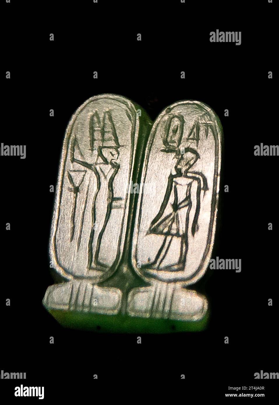 Égypte, bijoux Toutankhamon : bague en calcédoine à double lunette en forme de cartouches, représentant le roi devant le dieu Amon-min. Banque D'Images
