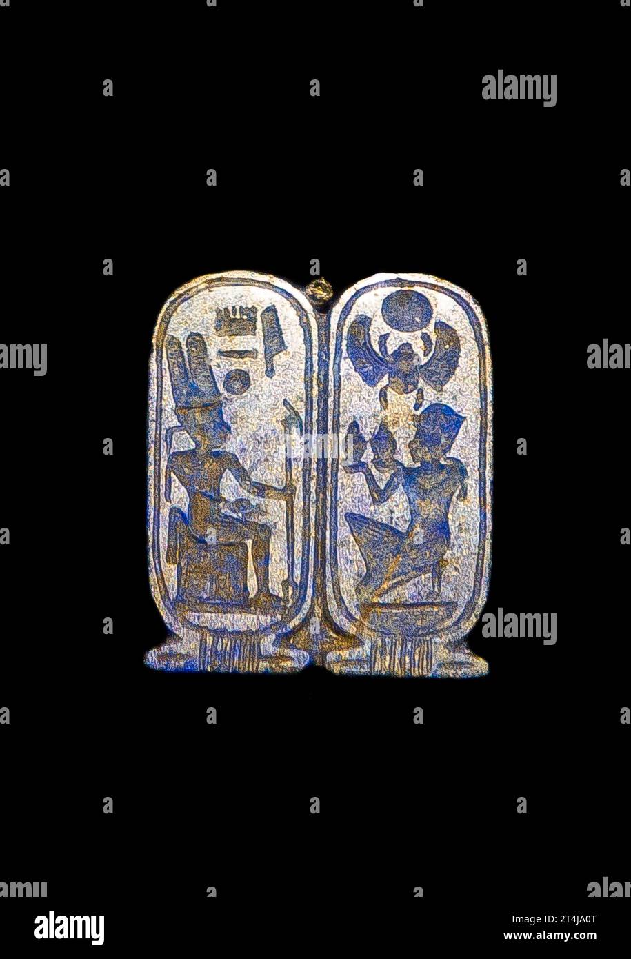 Égypte, bijoux Toutankhamon : bague en lapis-lazuli à double lunette en forme de cartouches, représentant l'offrande du roi au dieu Amon-Rê. Banque D'Images