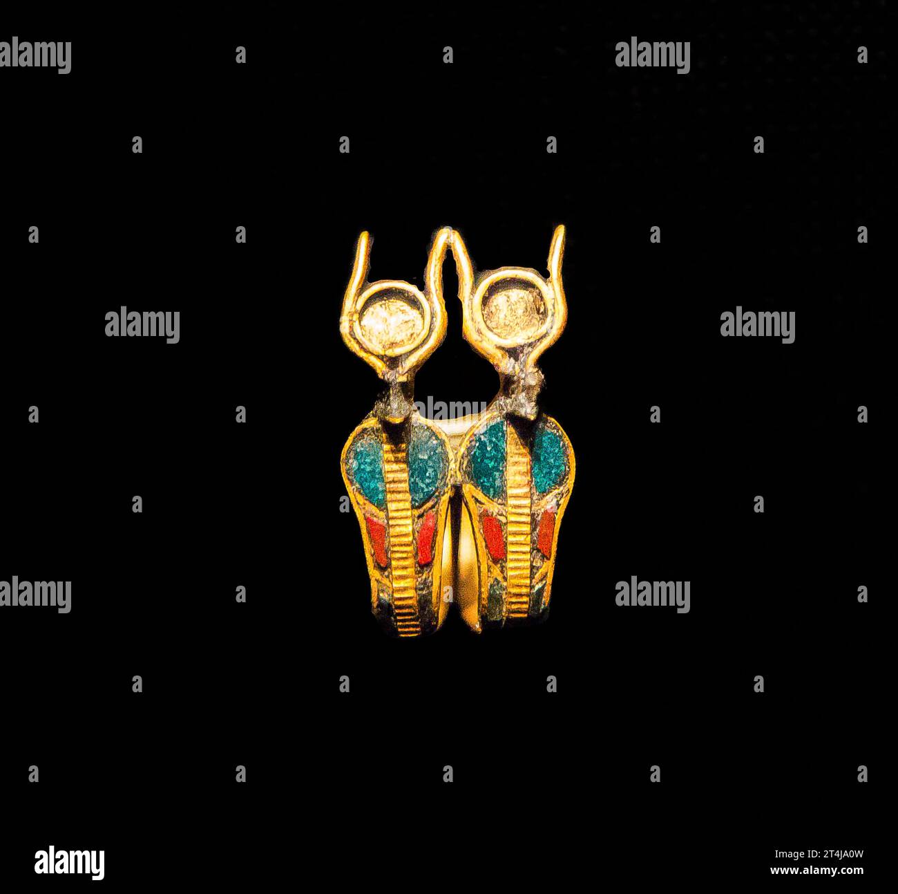 Egypte, bijoux Toutankhamon, de sa tombe à Louxor : bague à doigts en forme de deux uraei, or et verre. Banque D'Images