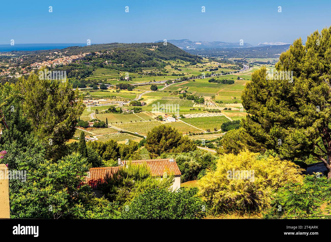 Un ovcerregard secenic sur les collines dans la région du Castellet en France. Banque D'Images