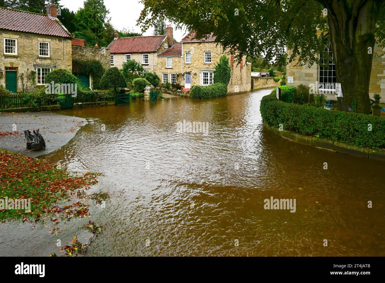 Beck Isle, dans le nord du Yorkshire de Pickering, subit une inondation suite à de fortes pluies en octobre 2023. Banque D'Images