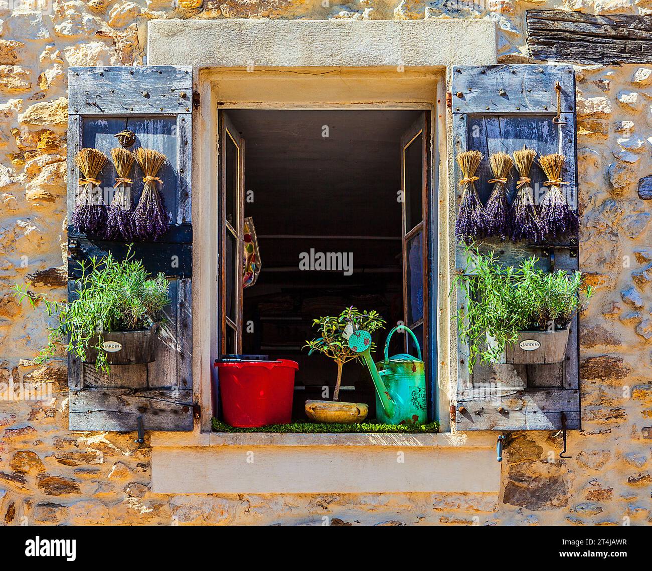 Un ensemble extérieur unique de volets qui ouvrent sur un petit jardin à le Castellet, France. Banque D'Images